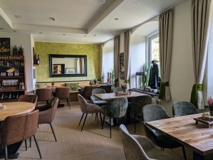 v.l. Annett Petsche, Dezernent Ingo Tiemann, stellv. Landrat Hans-Bernd Janzen, Cornelia Rosenthal und Museumsleiterin Kirsten John-Stucke vor dem Burgcafé an der Wewelsburg. (©Kreismuseum Wewelsburg)